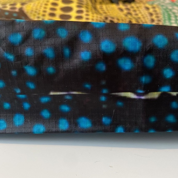 YAYOI KUSAMA LARGE COLORFUL SHOPPER BAG: GIRL LOOKING OUT OF PUMPKIN WINDOW - Picture 9 of 10